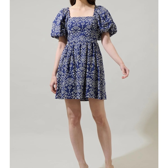 Sugarlips Dresses & Skirts - Sugarlips Blue and White Floral Mini Dress